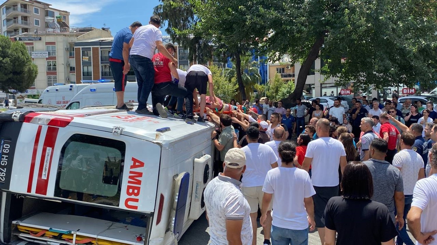 Hasta taşıyan ambulans devrildi: 4 yaralı
