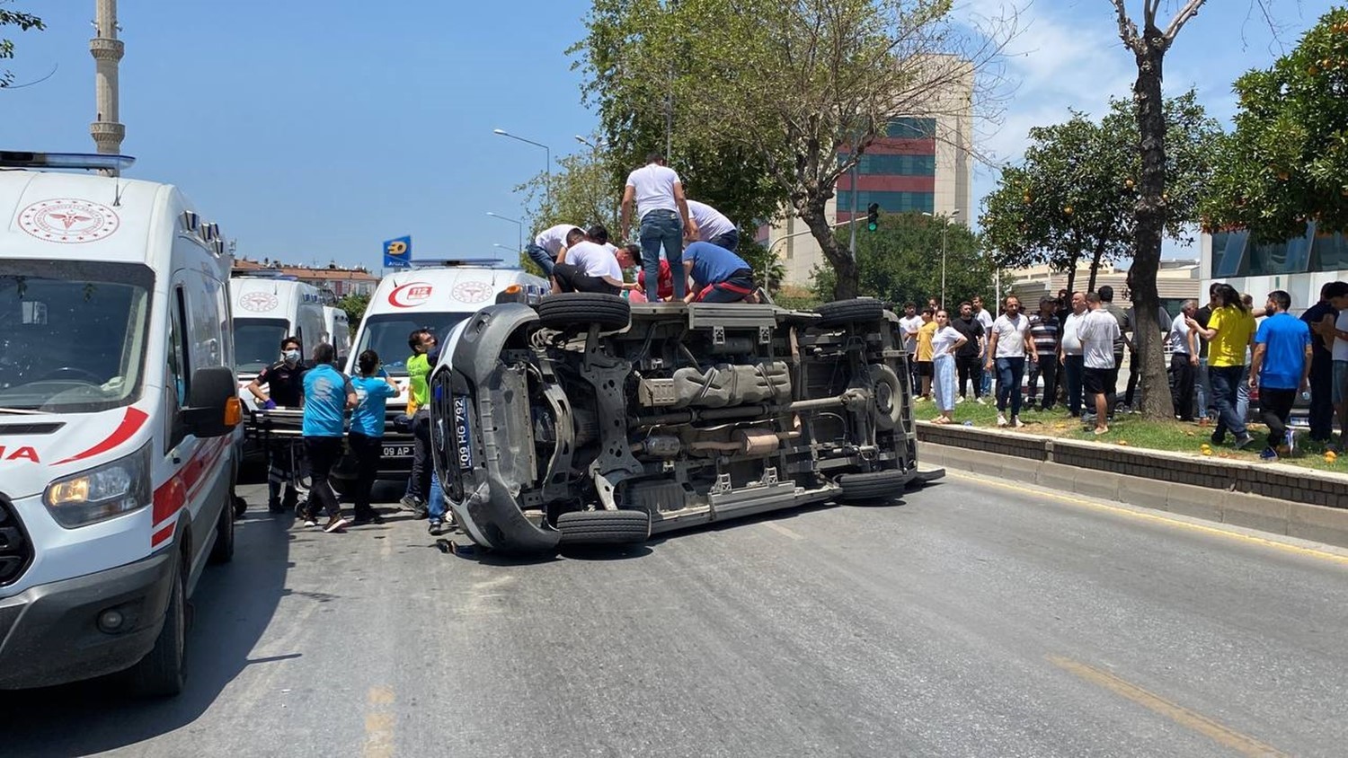 Hasta taşıyan ambulans devrildi: 4 yaralı
