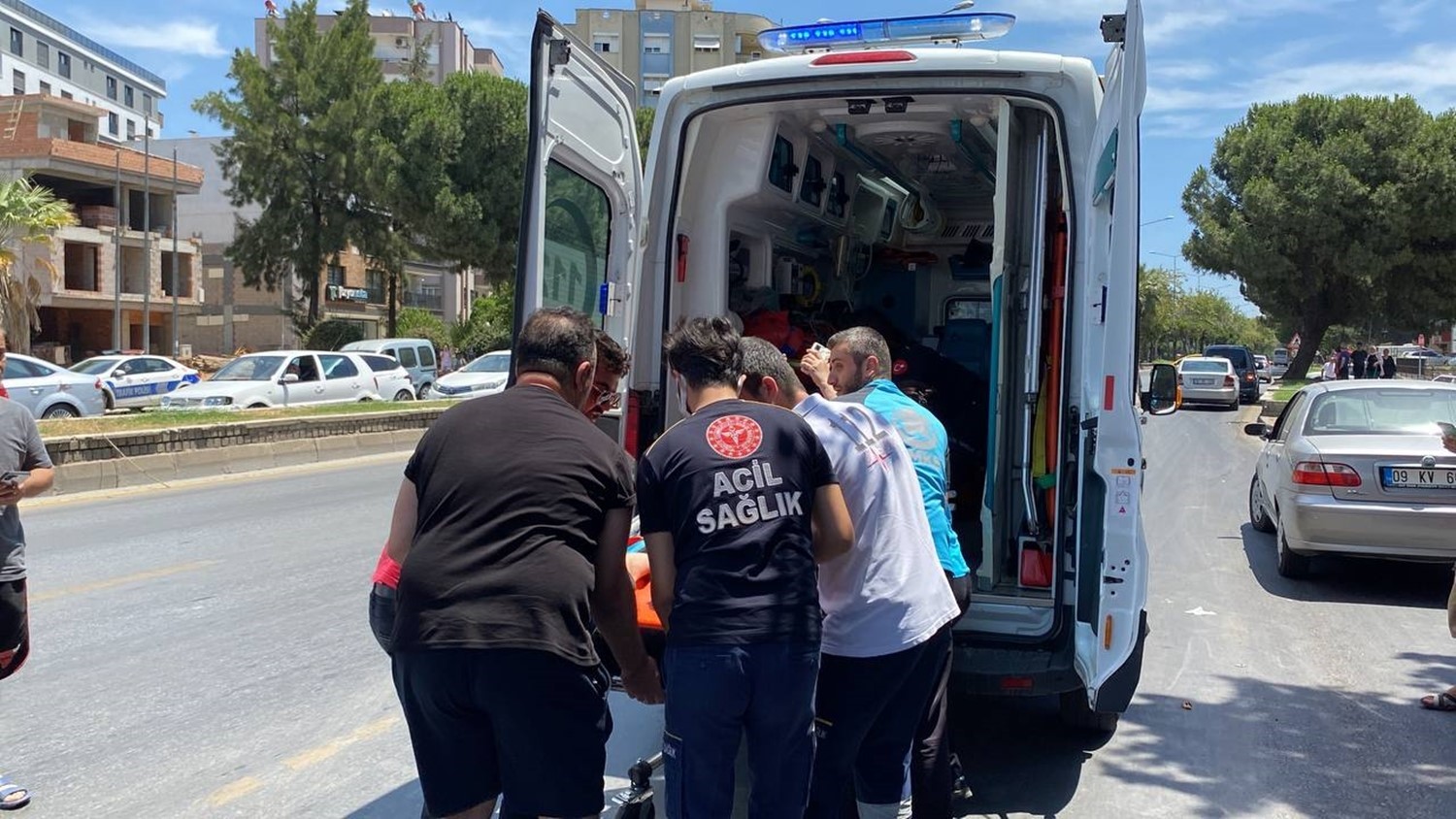 Hasta taşıyan ambulans devrildi: 4 yaralı
