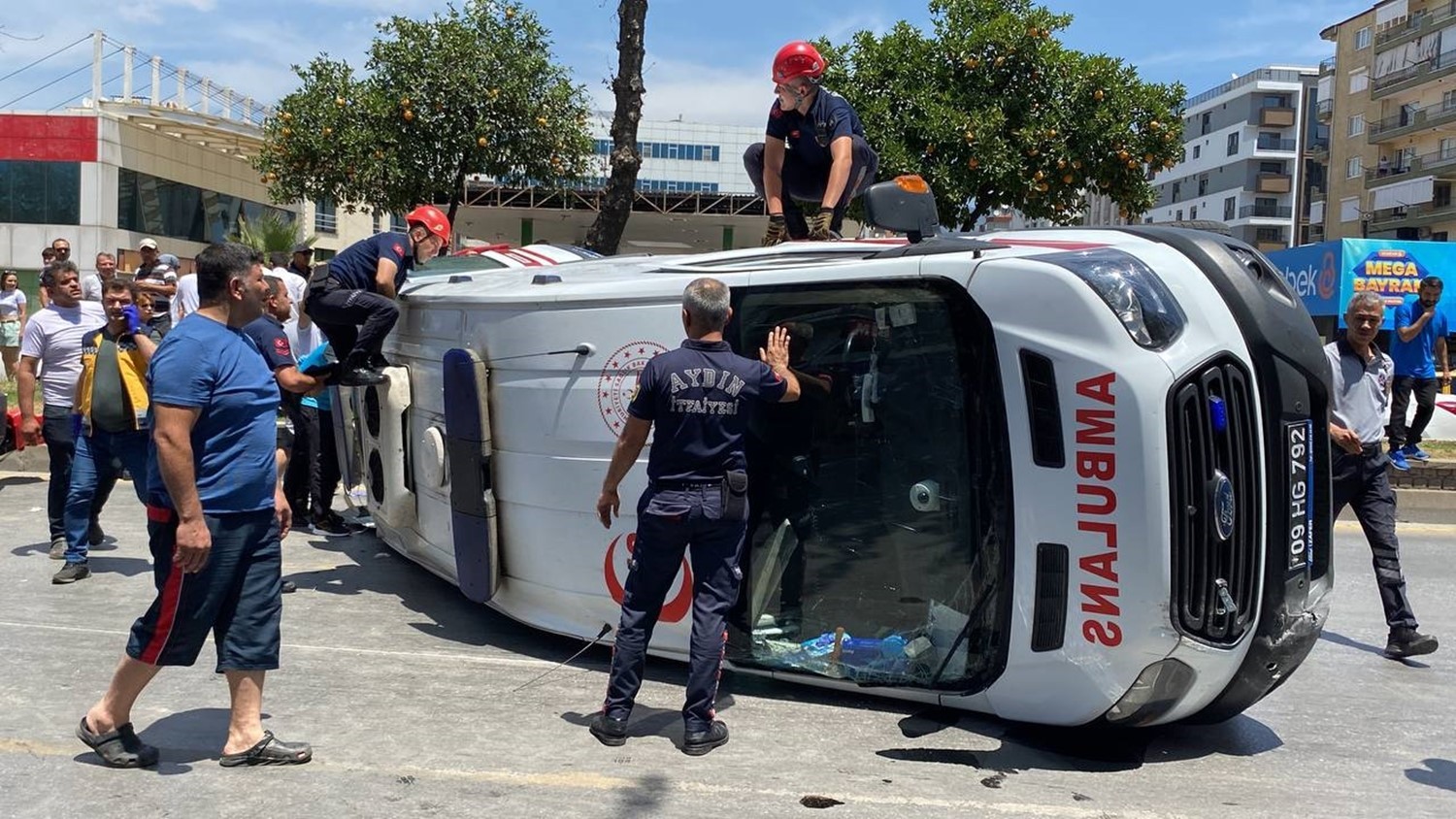 Hasta taşıyan ambulans devrildi: 4 yaralı
