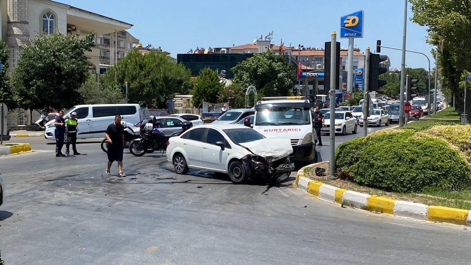 Hasta taşıyan ambulans devrildi: 4 yaralı
