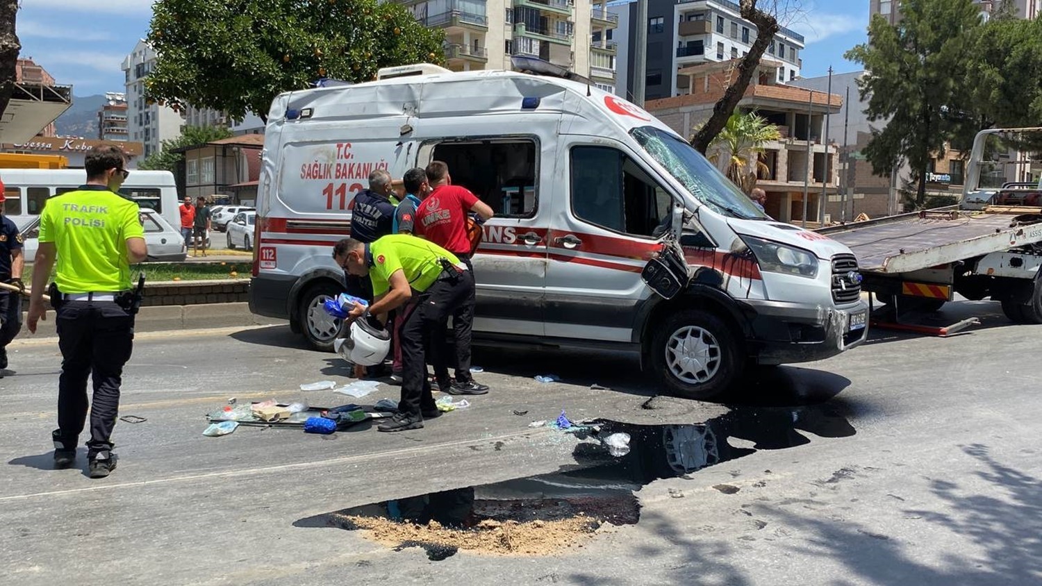 Hasta taşıyan ambulans devrildi: 4 yaralı
