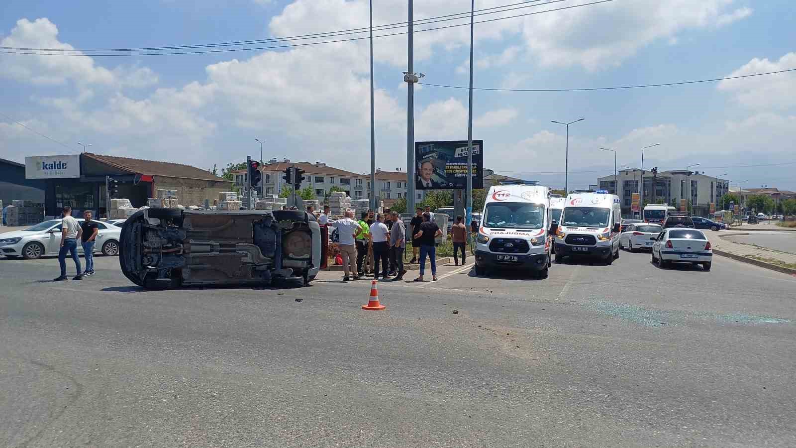 Özel halk otobüsü ile otomobil çarpıştı: 5 yaralı
