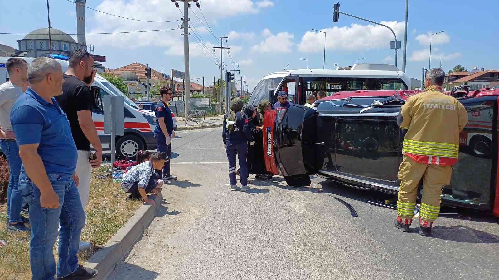 Özel halk otobüsü ile otomobil çarpıştı: 5 yaralı
