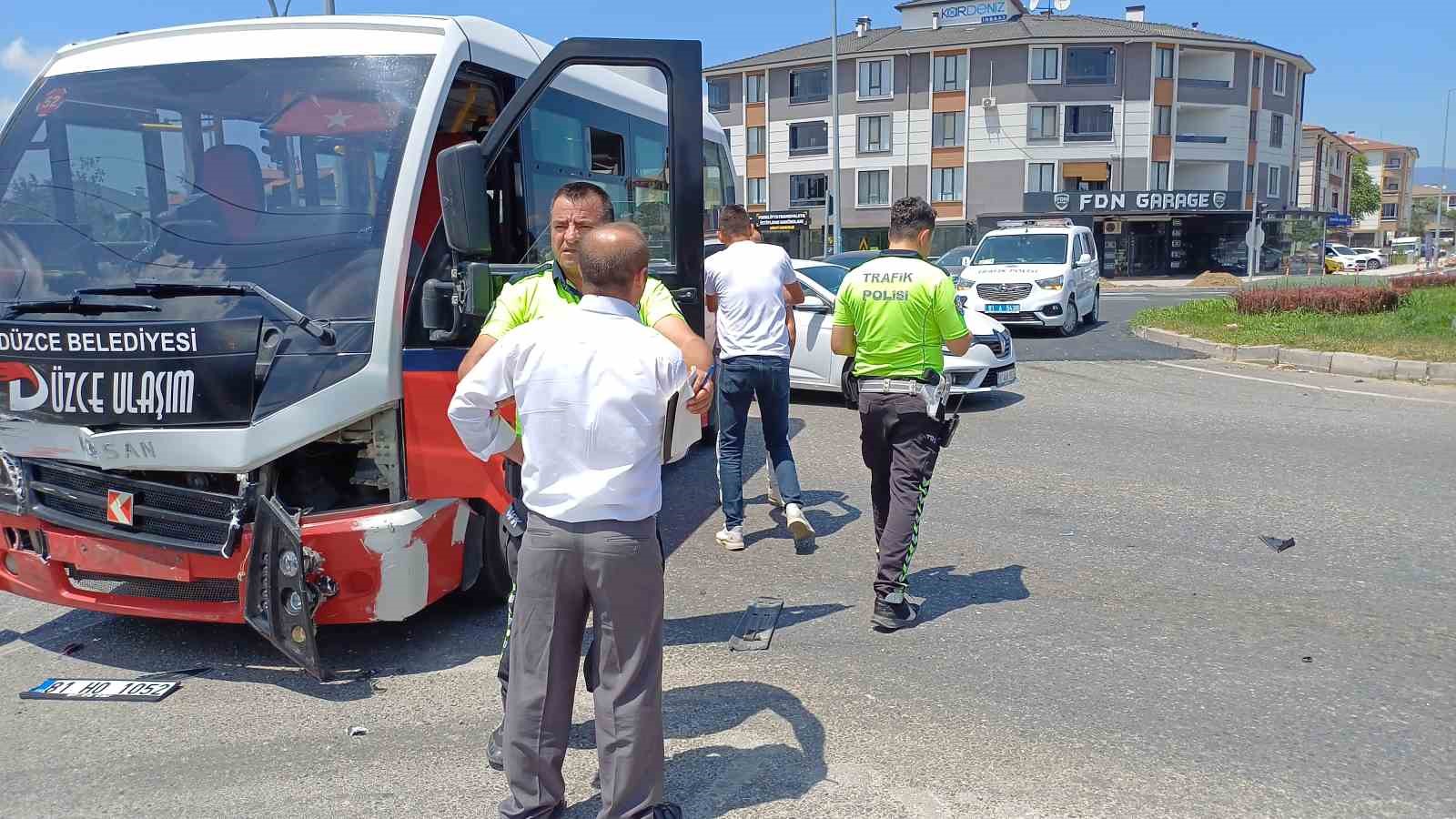 Özel halk otobüsü ile otomobil çarpıştı: 5 yaralı
