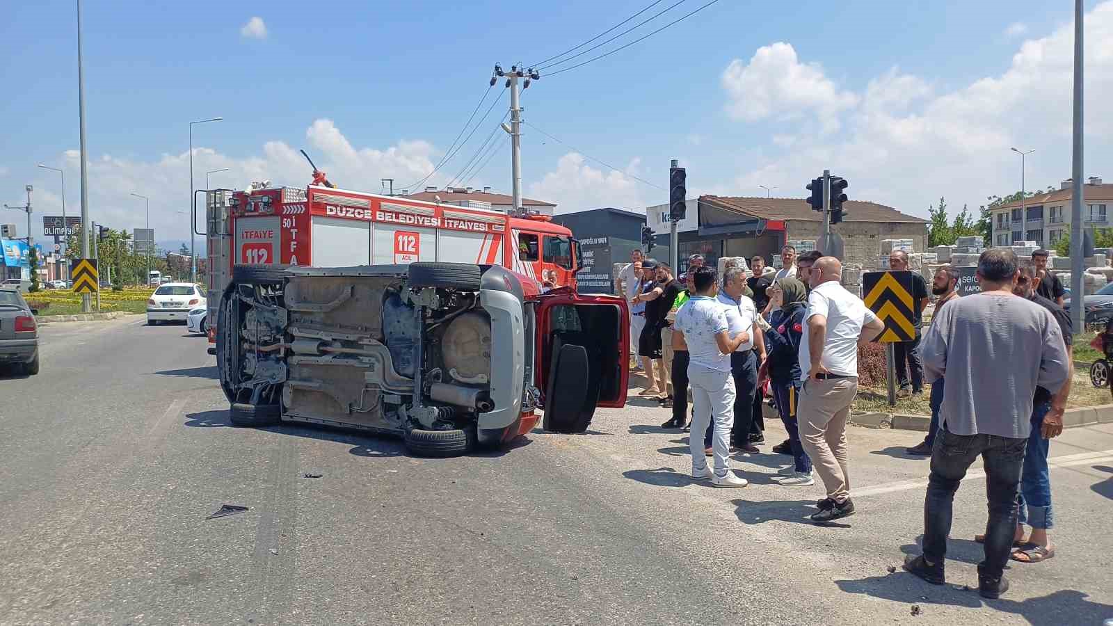 Özel halk otobüsü ile otomobil çarpıştı: 5 yaralı
