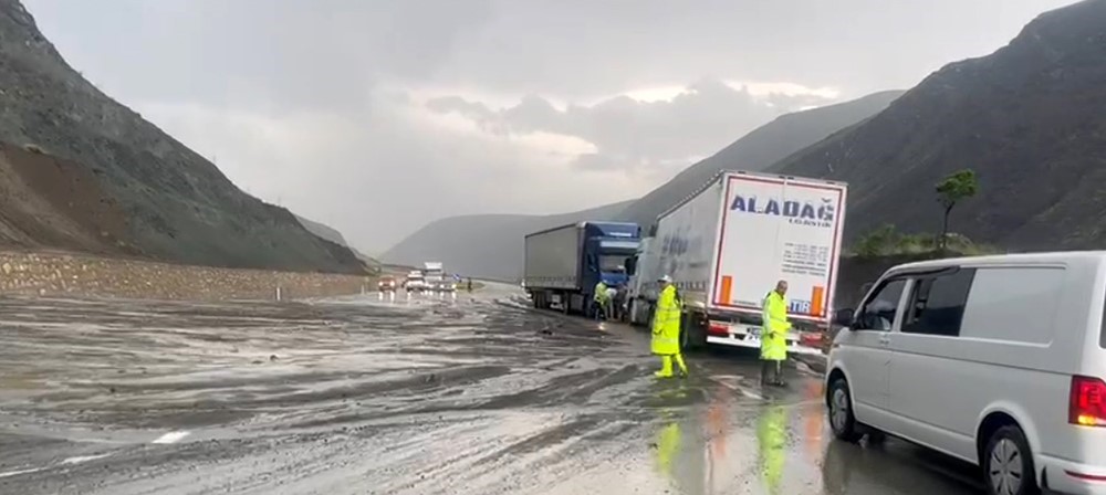 Erzincan - Sivas kara yolu heyelan nedeniyle ulaşıma kapandı
