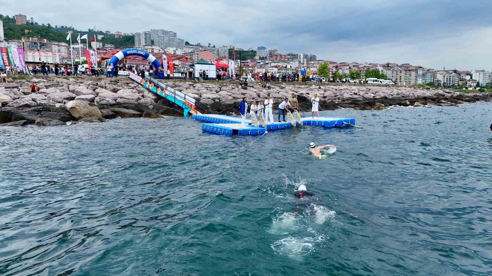 Giresun’da adadan, karaya yüzme yarışması yapıldı
