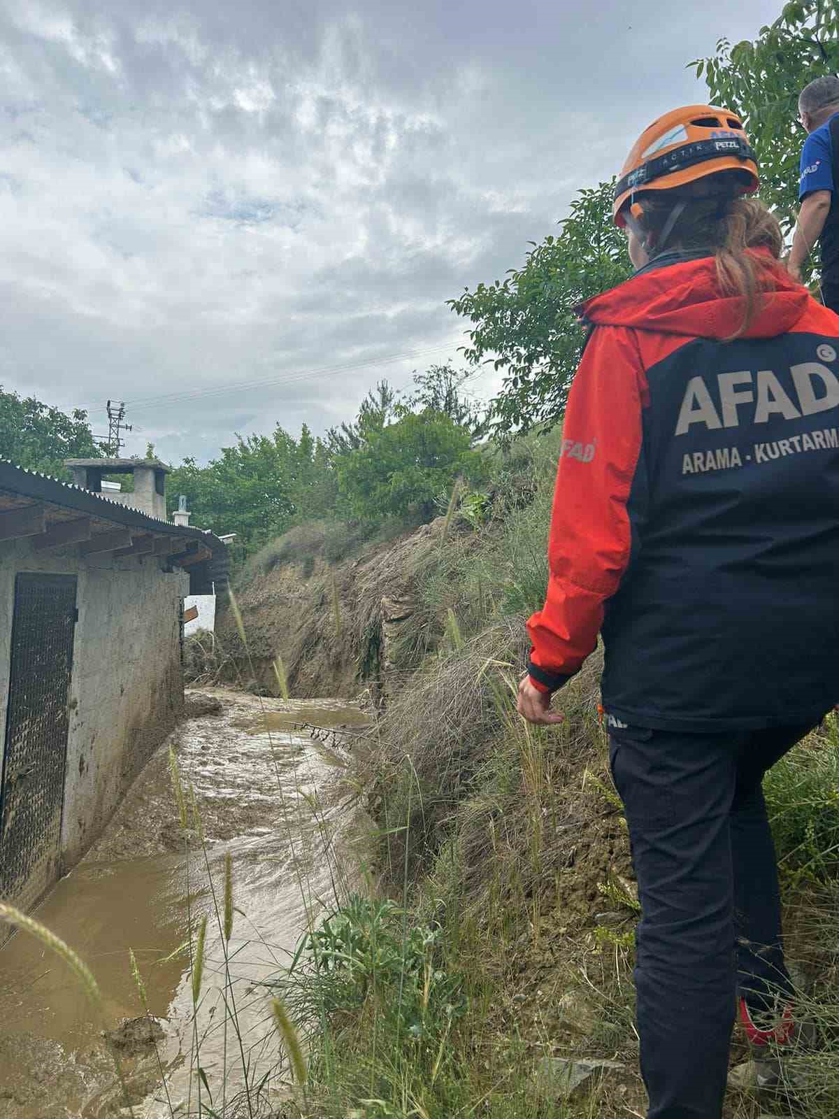 Sivas’ta heyelan meydana geldi, facianın eşiğinden dönüldü
