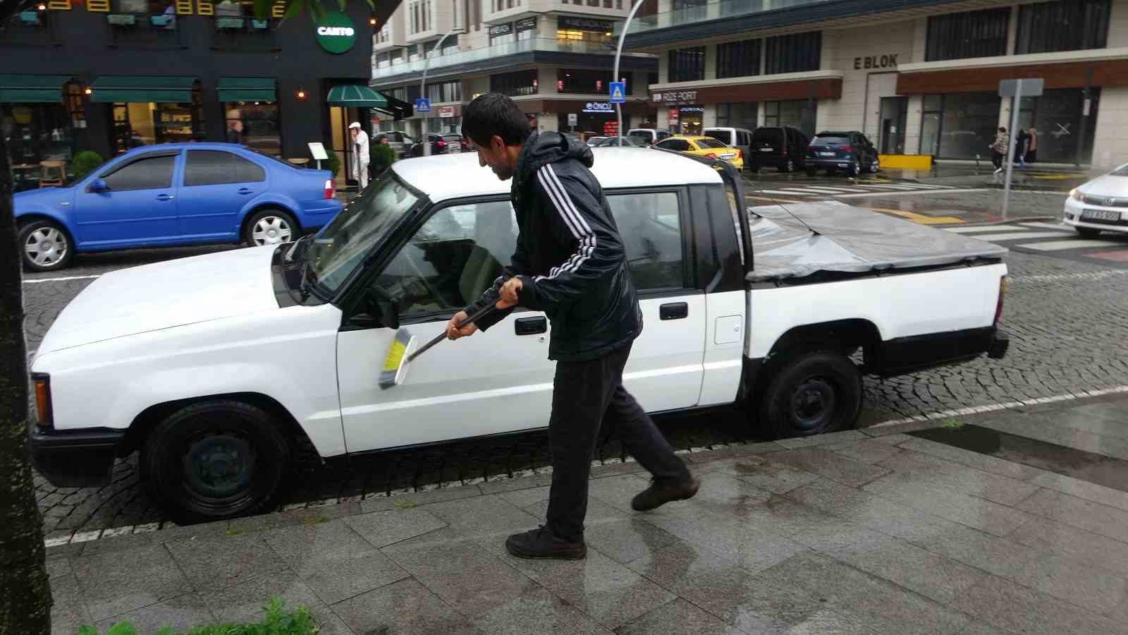 Bedava yağmur boşa gitmedi, aracını yıkadı
