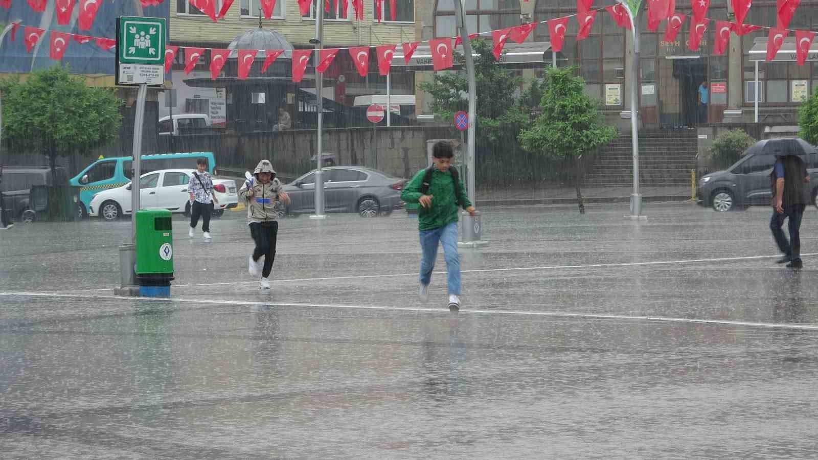 Bedava yağmur boşa gitmedi, aracını yıkadı
