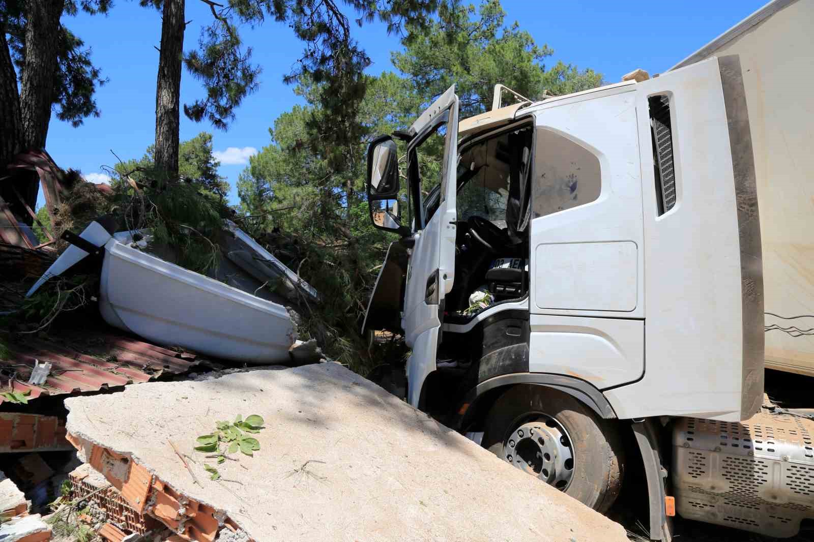 Kontrolden çıkan tır, çam ağacına ve depoya çarparak durabildi: 1 yaralı
