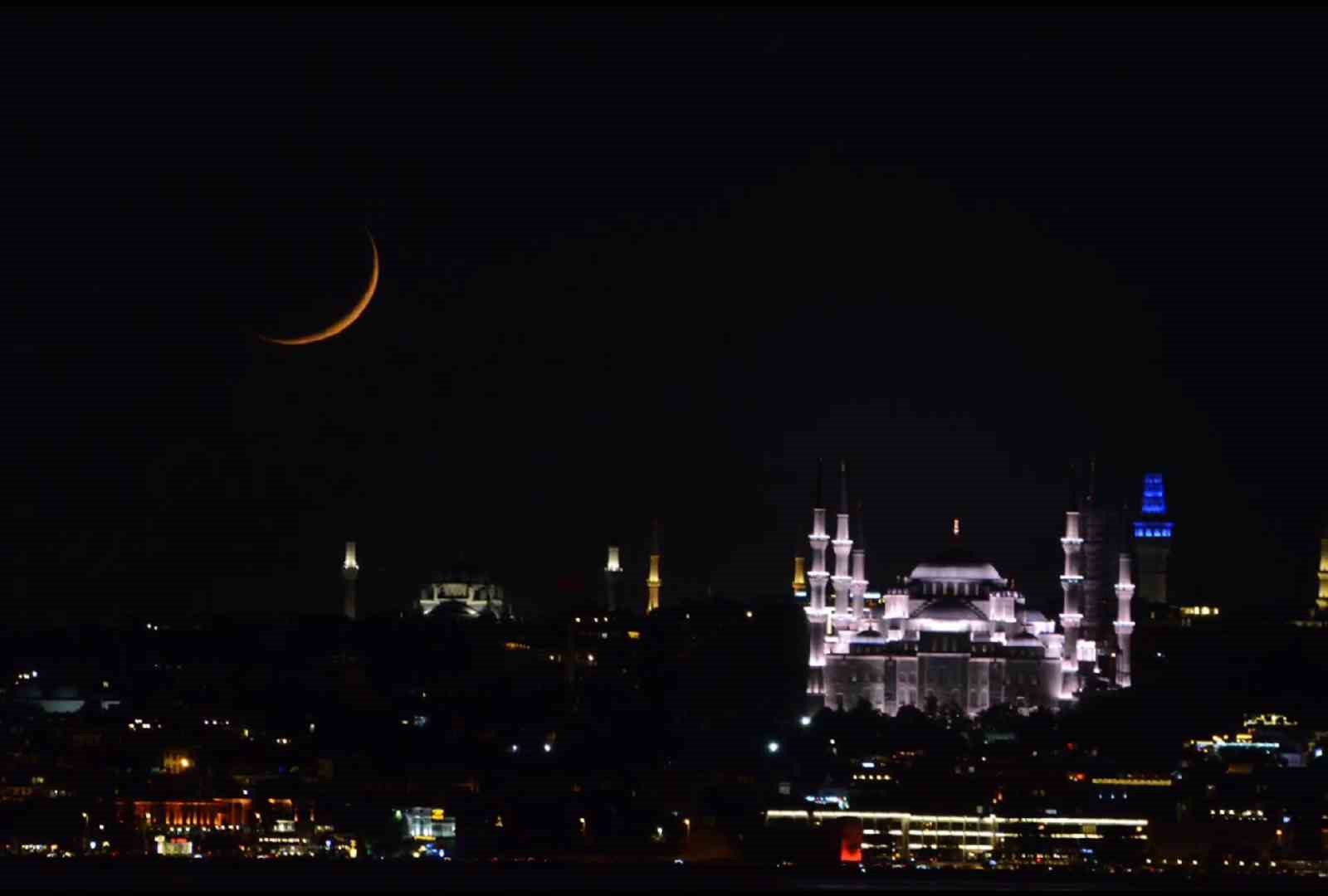 İstanbul’da hilal, Sultanahmet Camii ile buluştu
