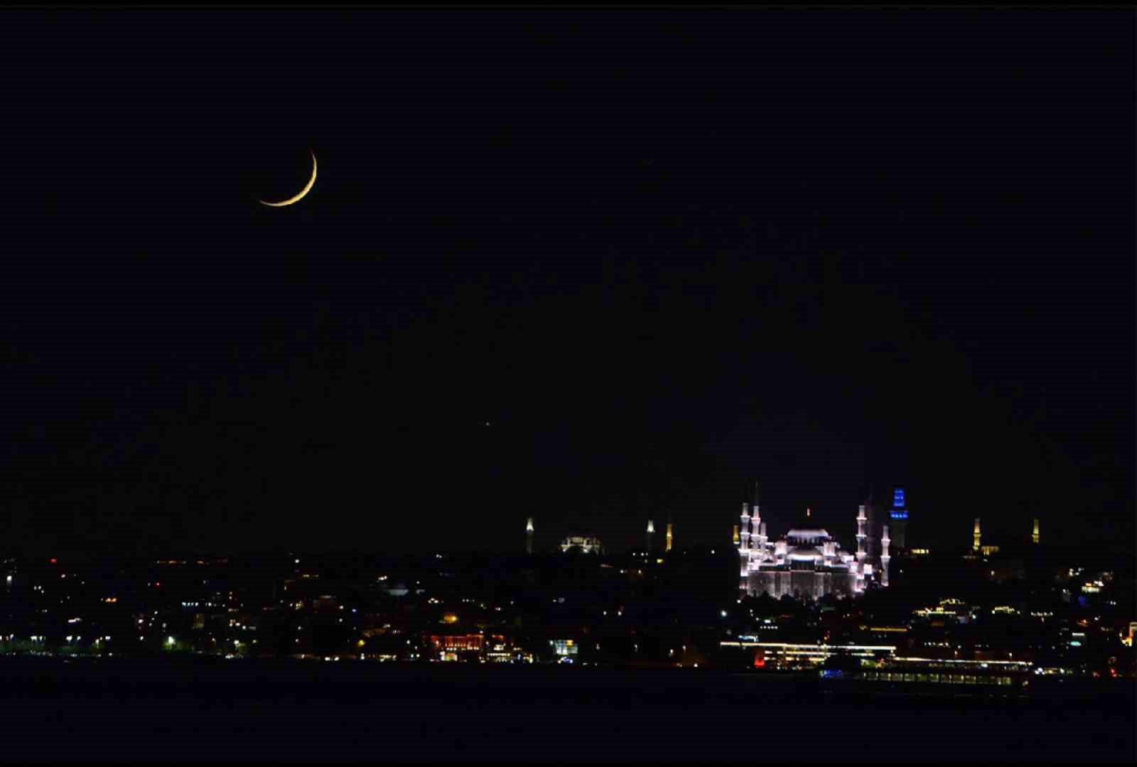 İstanbul’da hilal, Sultanahmet Camii ile buluştu
