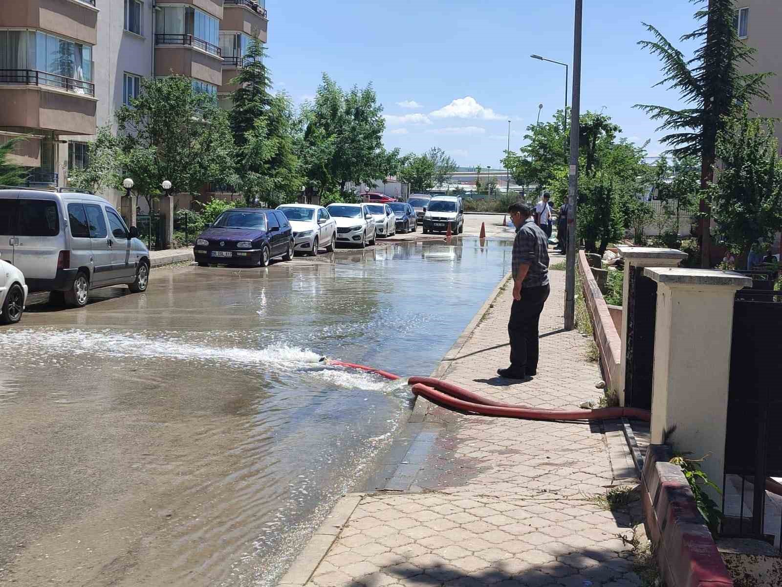 Ankara’da sel sonrası su basan evlerde tahliye çalışmaları devam etti
