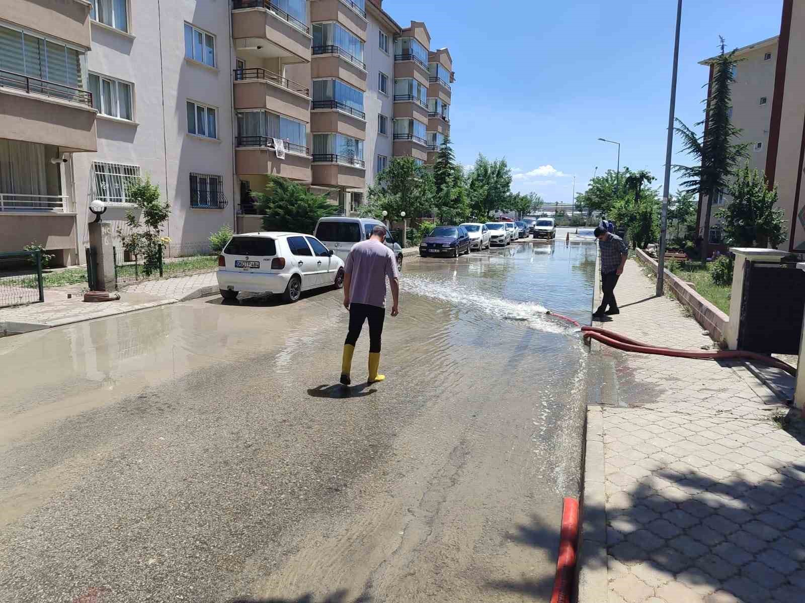 Ankara’da sel sonrası su basan evlerde tahliye çalışmaları devam etti
