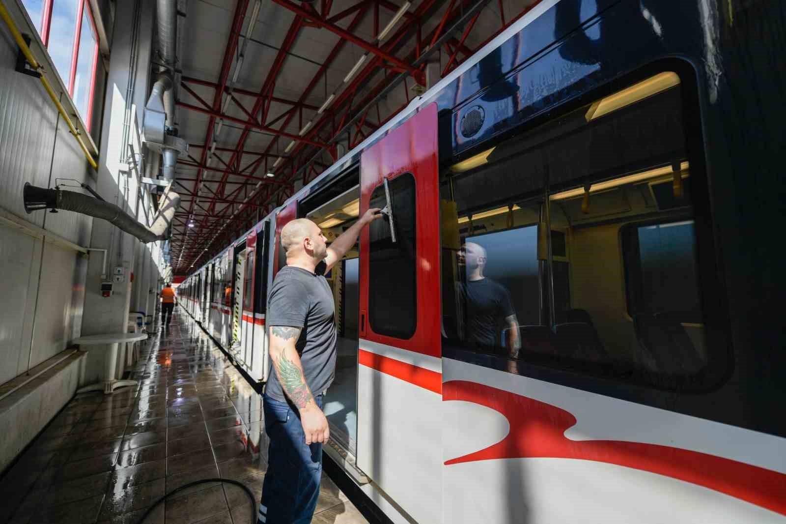 İzmir’in toplu ulaşım araçları tertemiz
