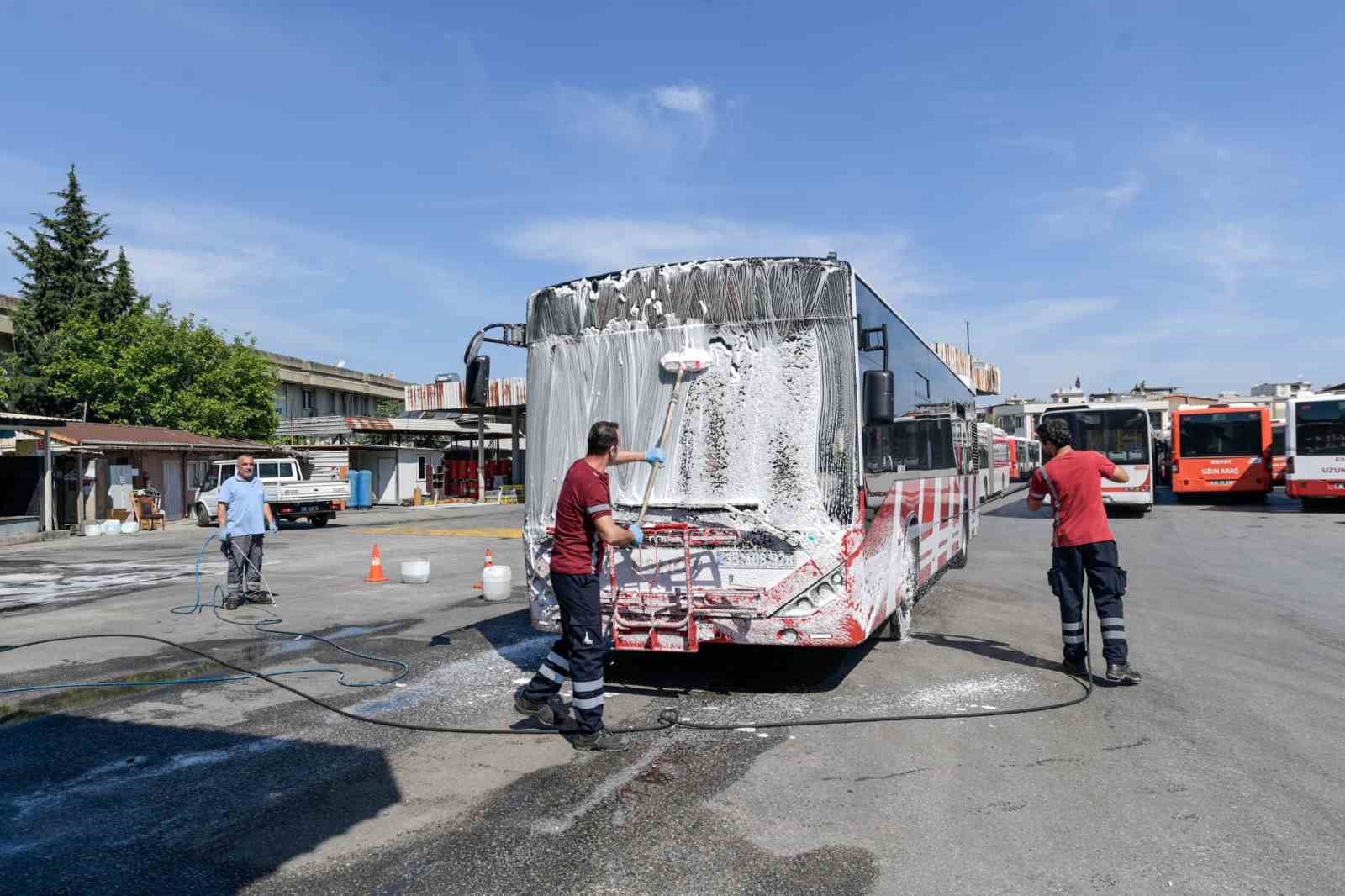 İzmir’in toplu ulaşım araçları tertemiz
