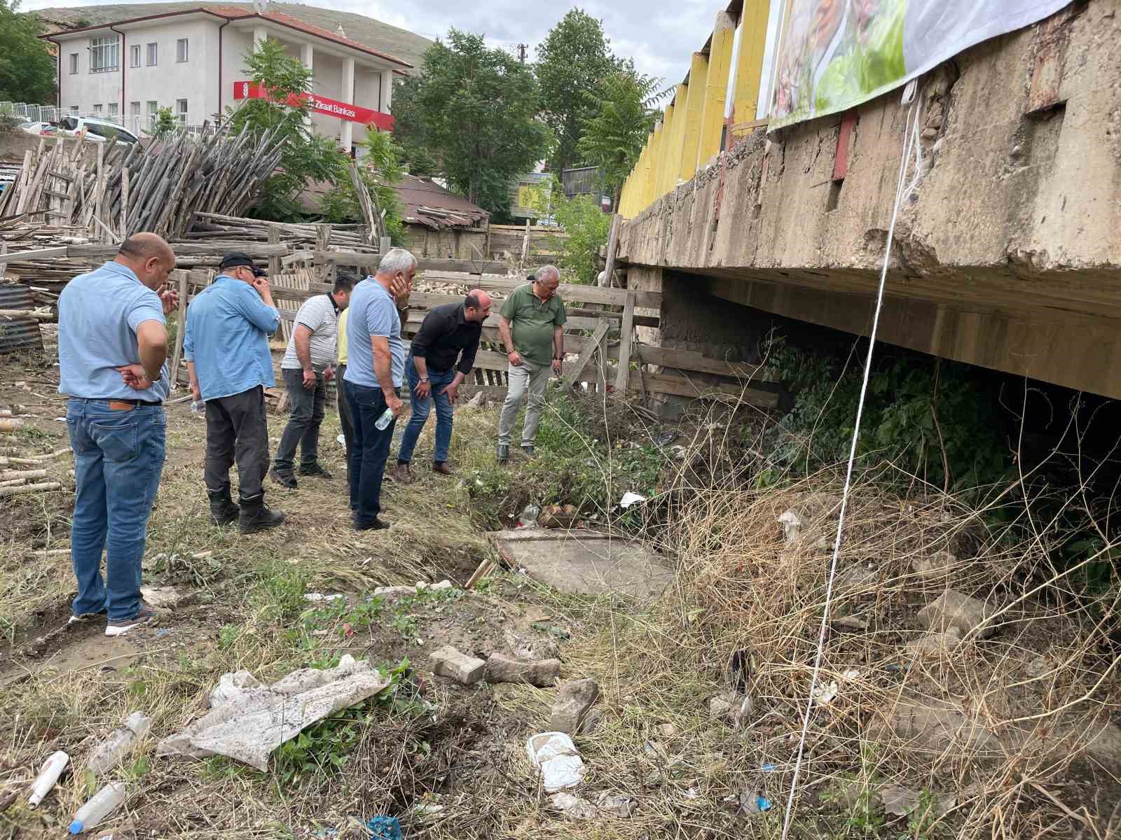 Selin vurduğu ilçede temizlik ve hasar tespit çalışmaları başladı
