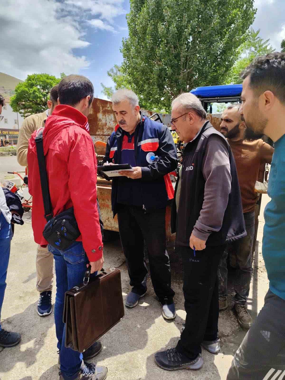 Selin vurduğu ilçede temizlik ve hasar tespit çalışmaları başladı
