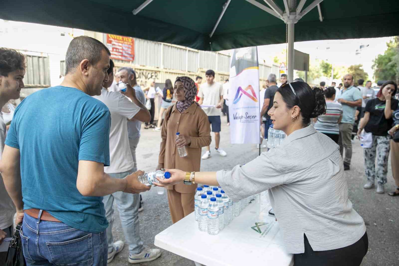 Belediyeden sınav günü öğrenci ve velilere su desteği
