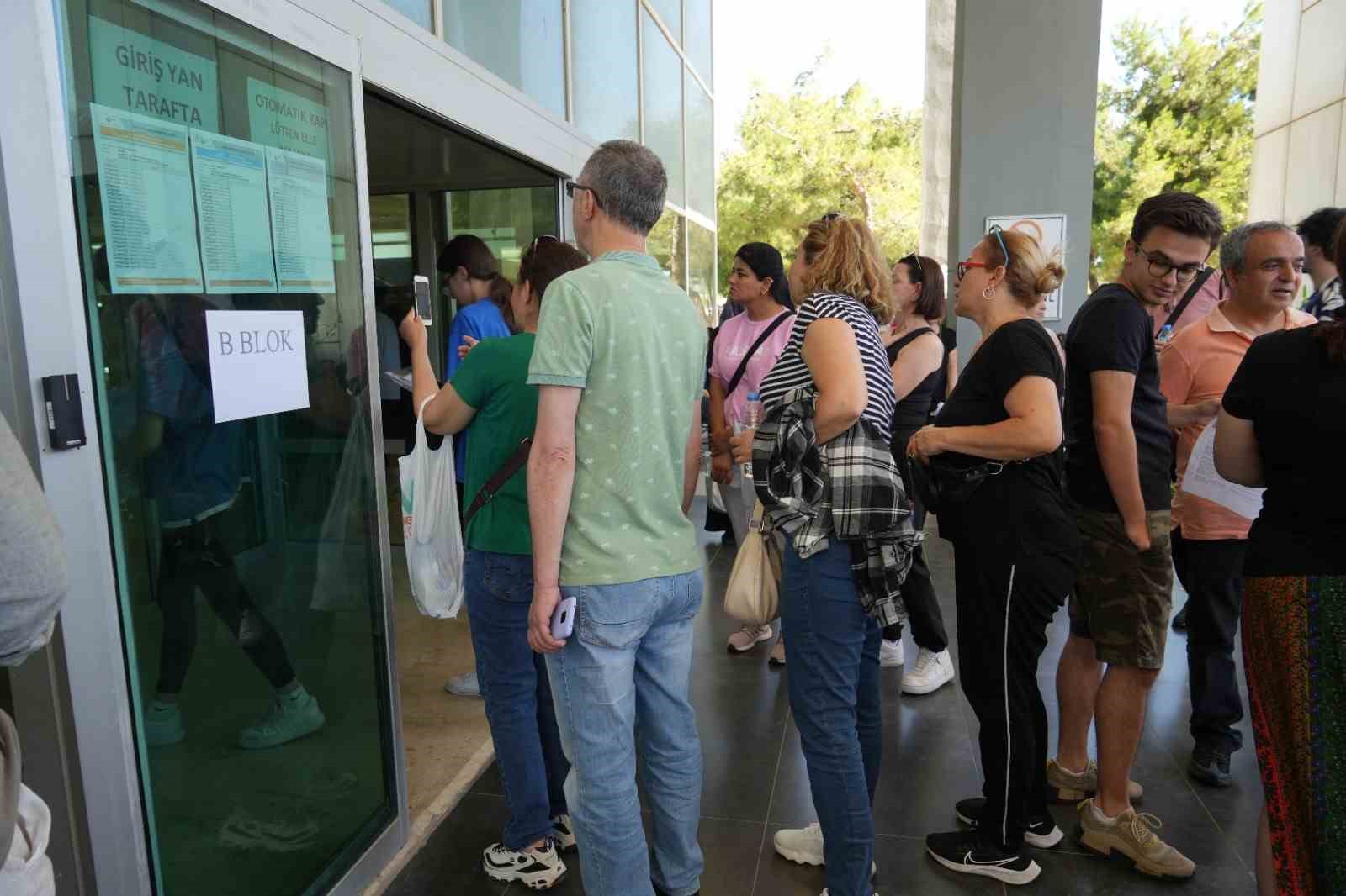 YKS’ye geç kalan adayın imdadına polis ekipleri yetişti
