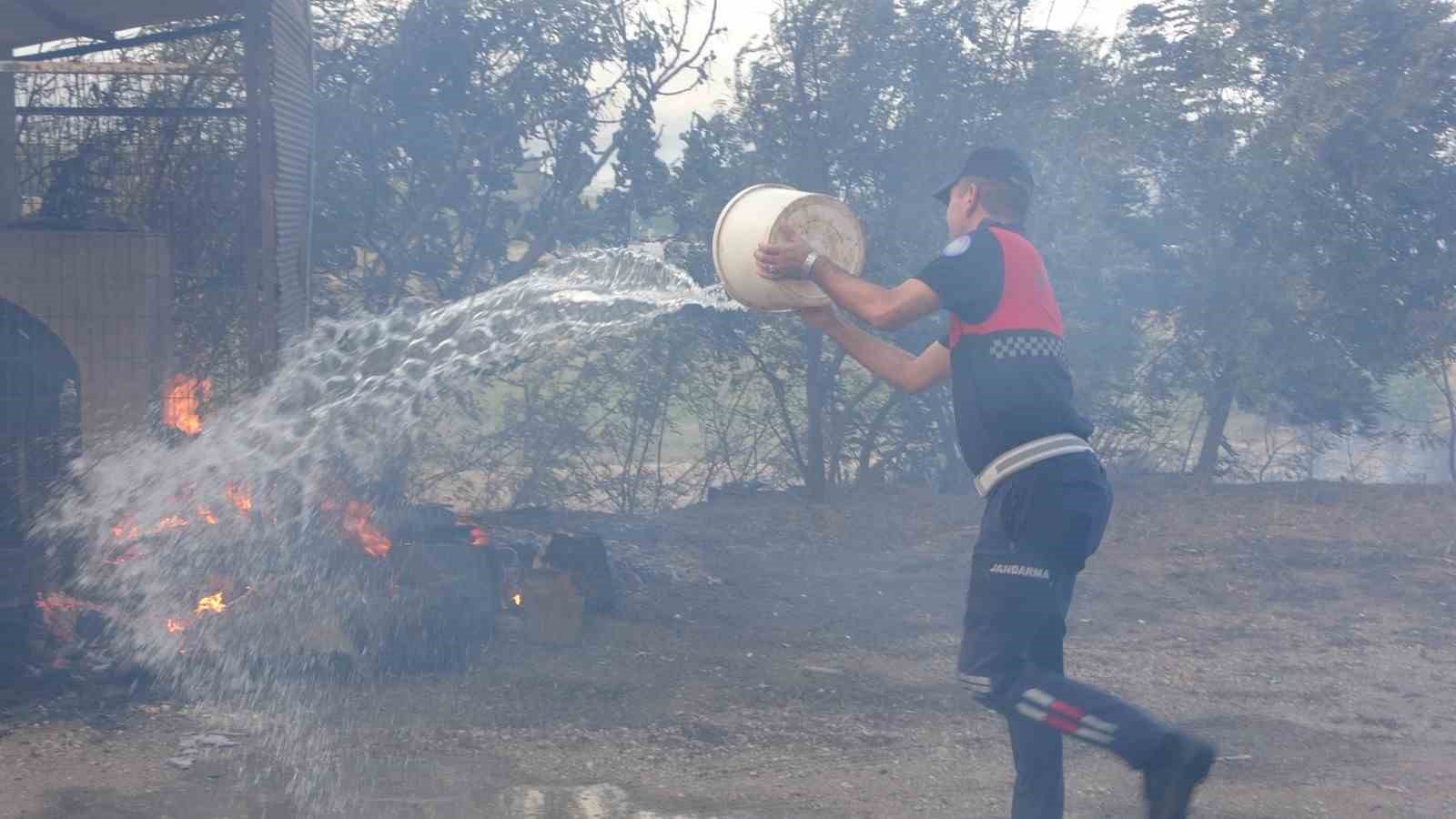 Hurda yakmak isterken mahalleyi ateşe veren hurdacı tutuklandı
