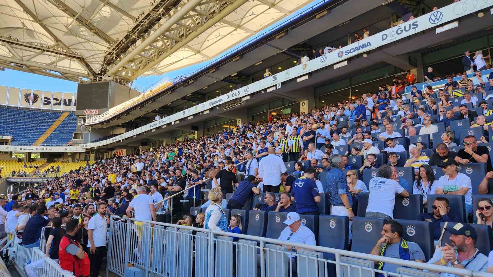 Taraftarlar seçim sonucunu tezahüratlarla bekledi
