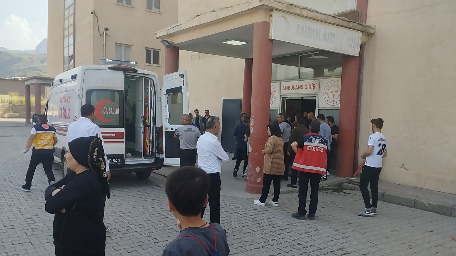 Otomobil Zap Suyu’na uçtu: Polis ve eşi yaralı kurtarıldı
