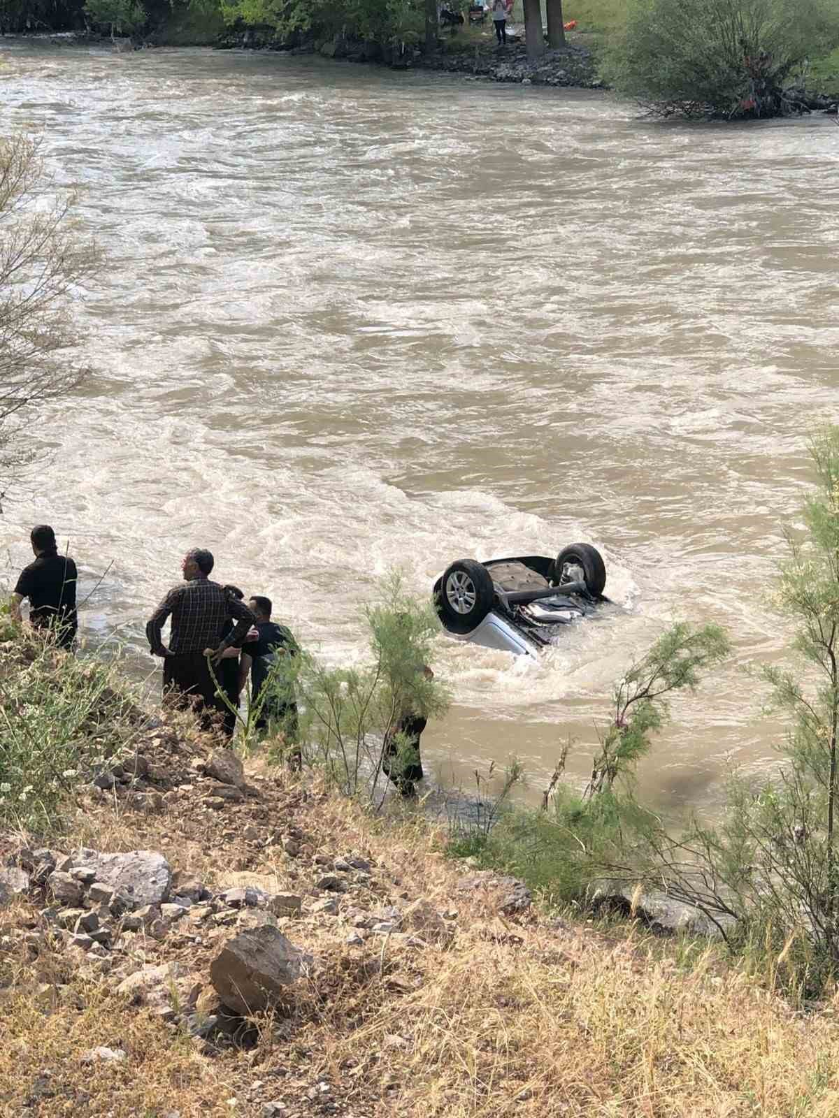 Otomobil Zap Suyu’na uçtu: Polis ve eşi yaralı kurtarıldı
