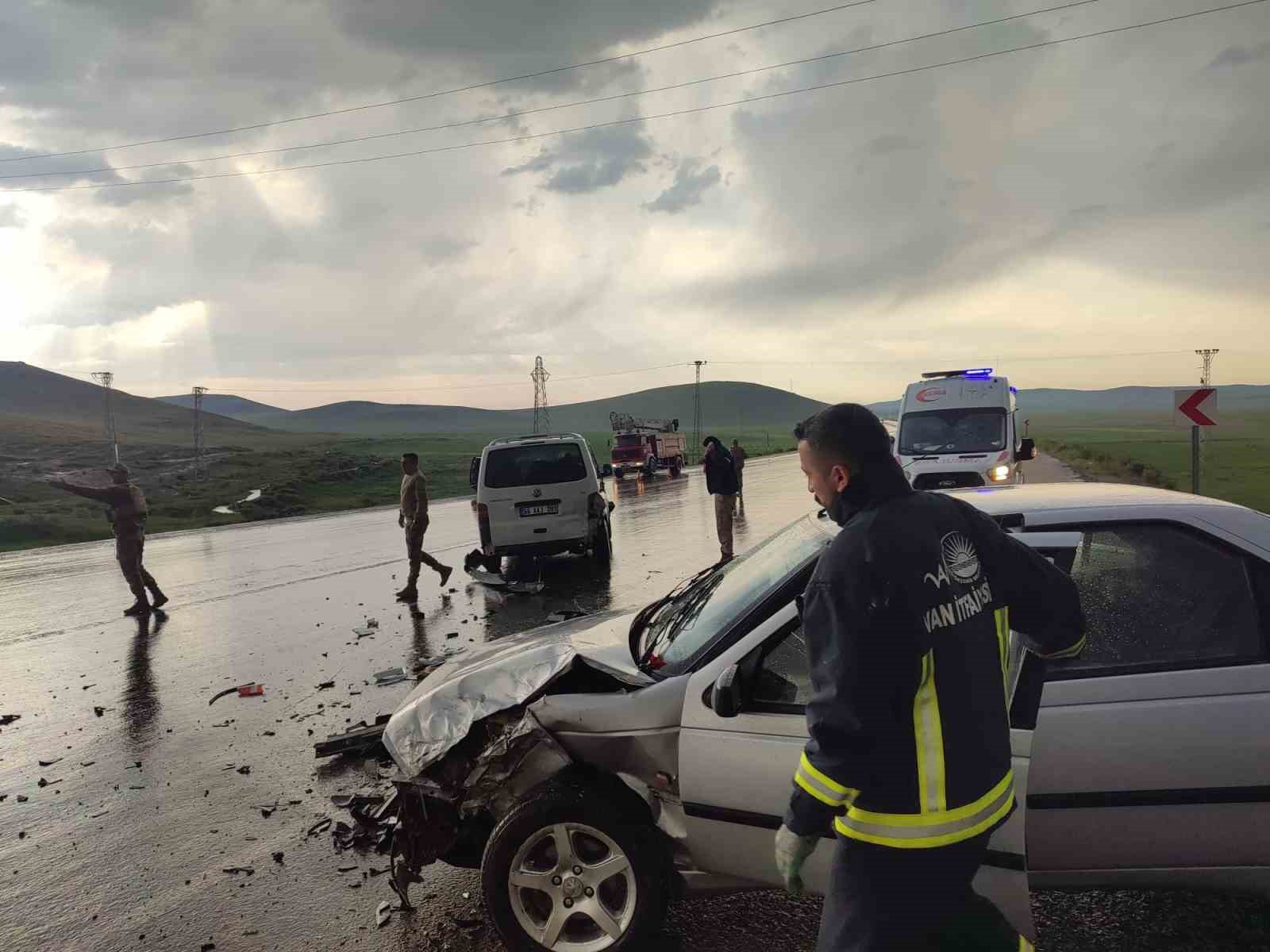 Kaygan yolda zincirleme kaza: 5 yaralı
