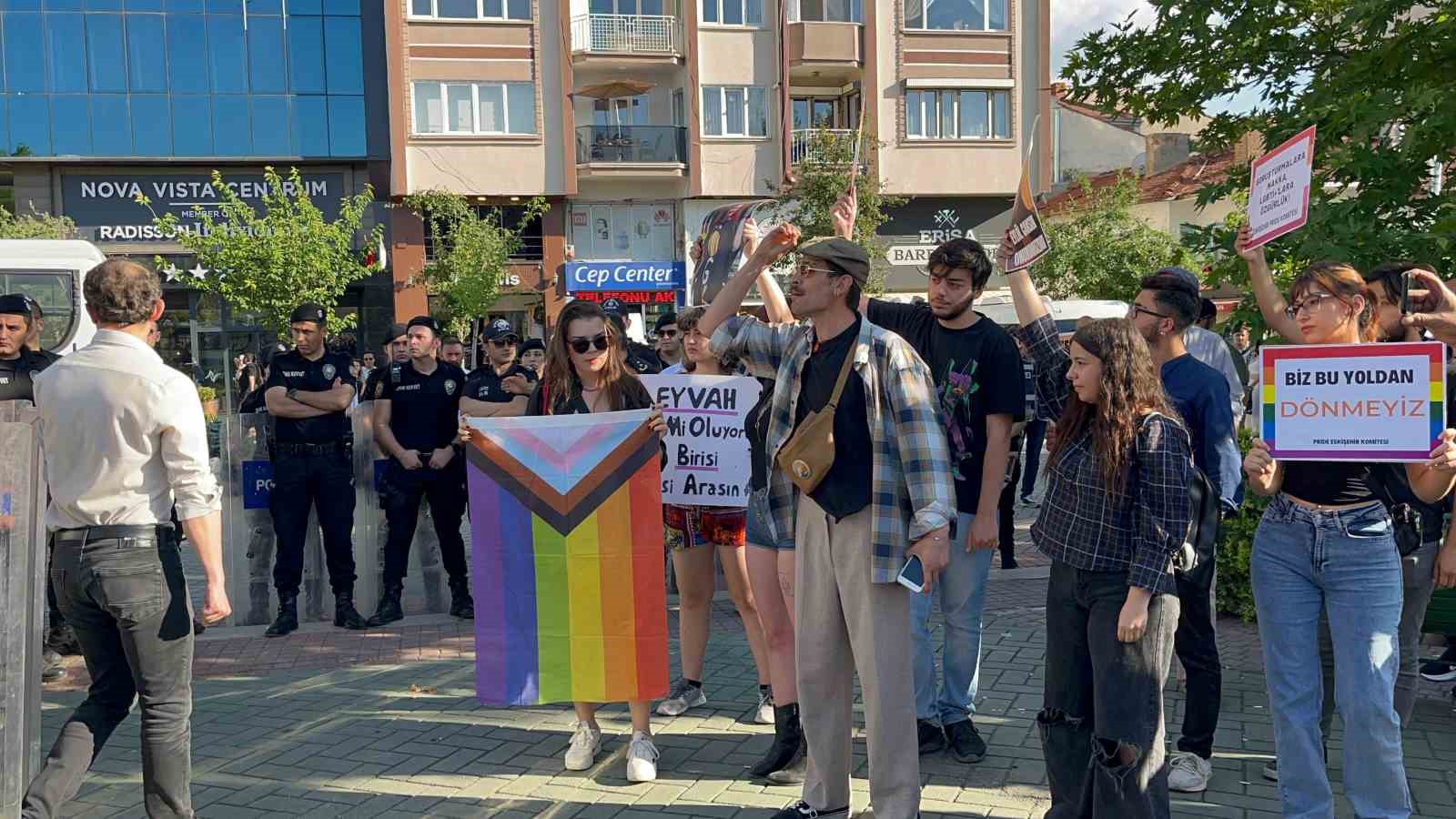 İzinsiz yürüyüşe polis müdahale etti, 10 kişi gözaltına alındı
