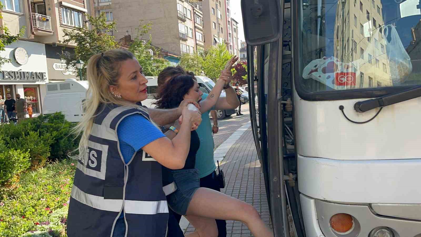 İzinsiz yürüyüşe polis müdahale etti, 10 kişi gözaltına alındı
