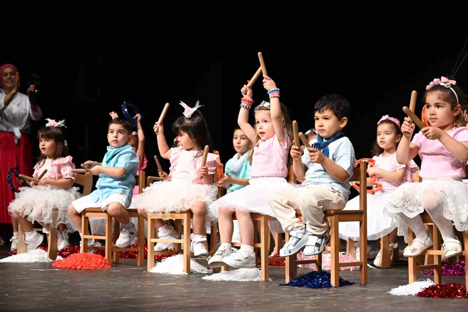 Sanat akademisi öğrencileri, yıl sonu programında yeteneklerini sergiledi
