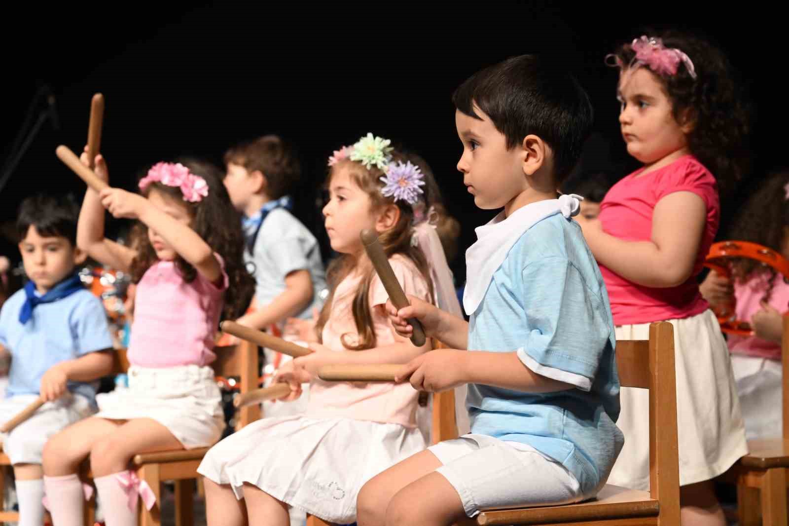 Sanat akademisi öğrencileri, yıl sonu programında yeteneklerini sergiledi
