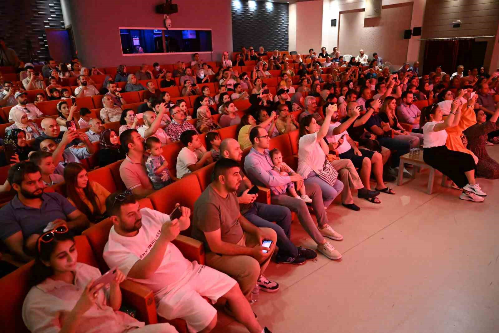 Sanat akademisi öğrencileri, yıl sonu programında yeteneklerini sergiledi
