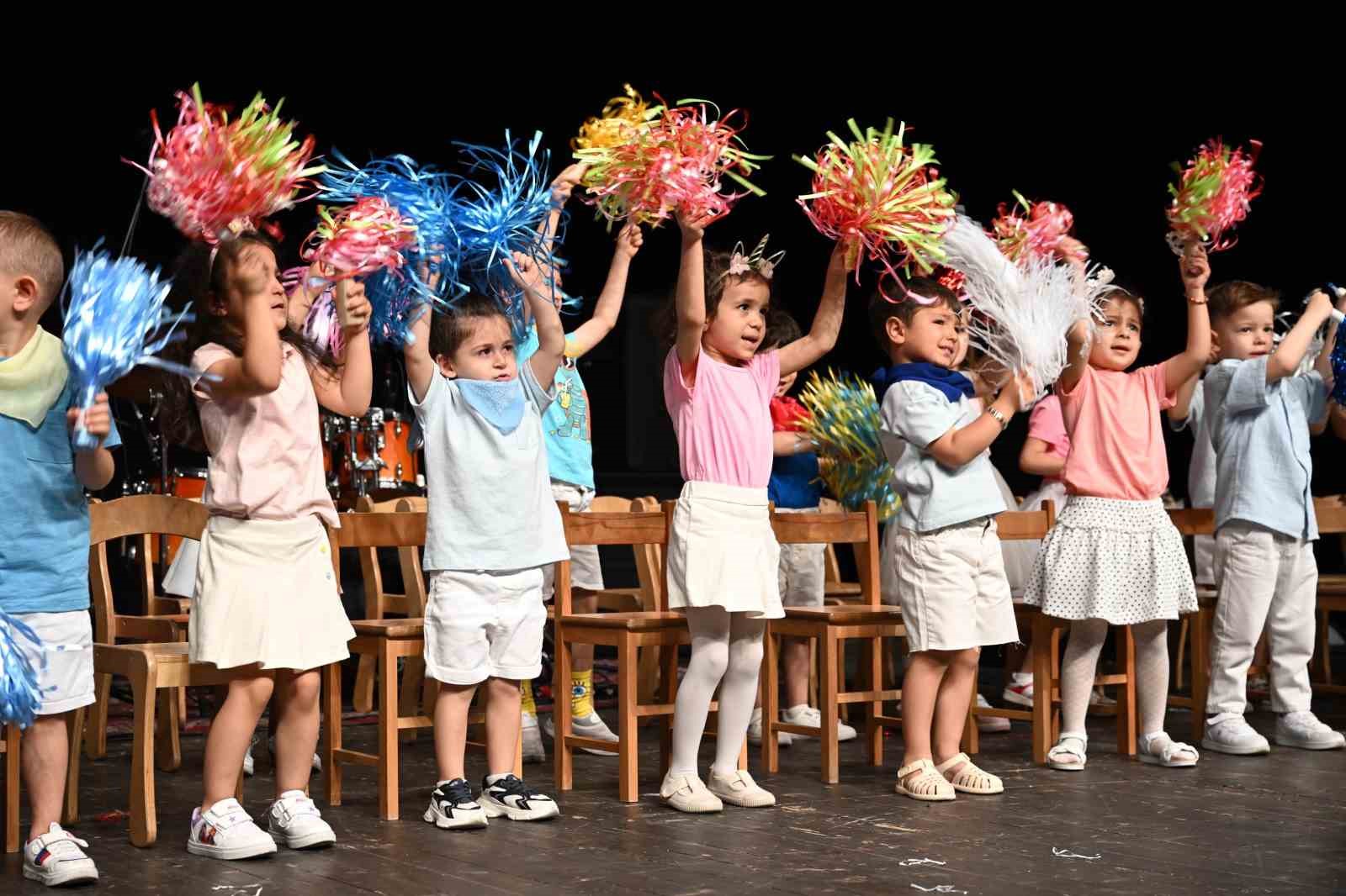 Sanat akademisi öğrencileri, yıl sonu programında yeteneklerini sergiledi
