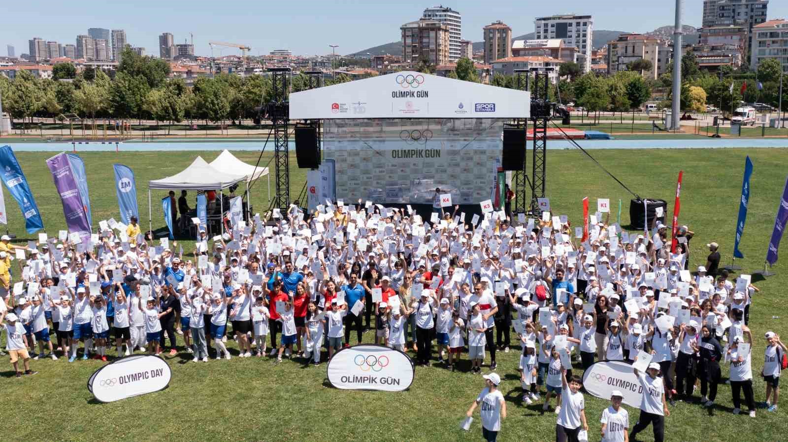 İstanbul’da yüzlerce çocuk ve milli sporcular Olimpik Gün’ü kutladı
