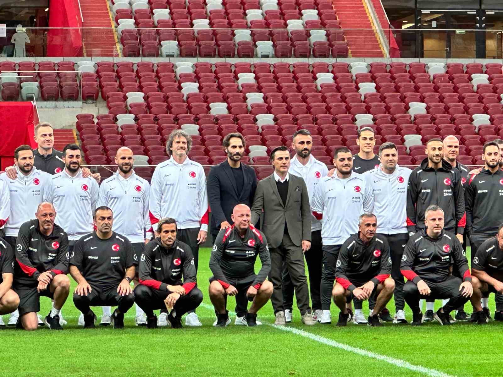 A Milli Futbol Takımı statta yürüyüş yaptı
