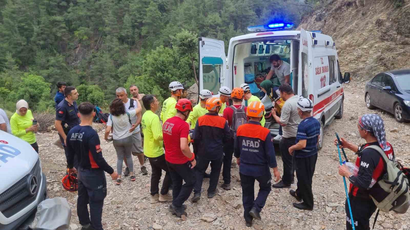 Şelale kanyonunda mahsur kalan anne kız kurtarıldı
