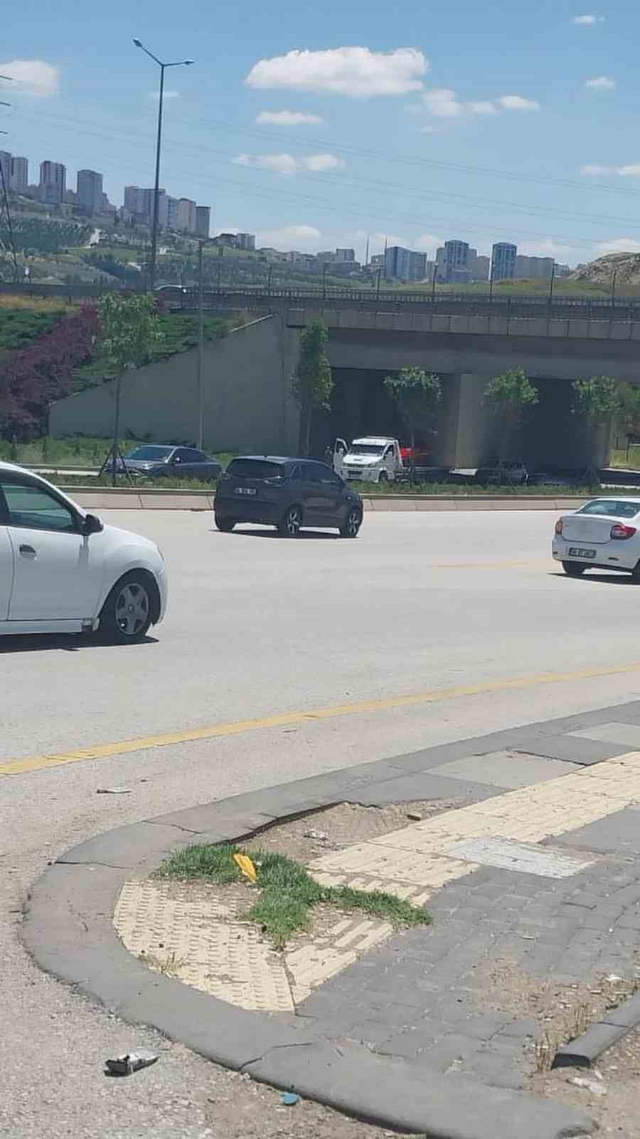 Başkent’te düğün konvoyundaki araç trafiği birbirine kattı
