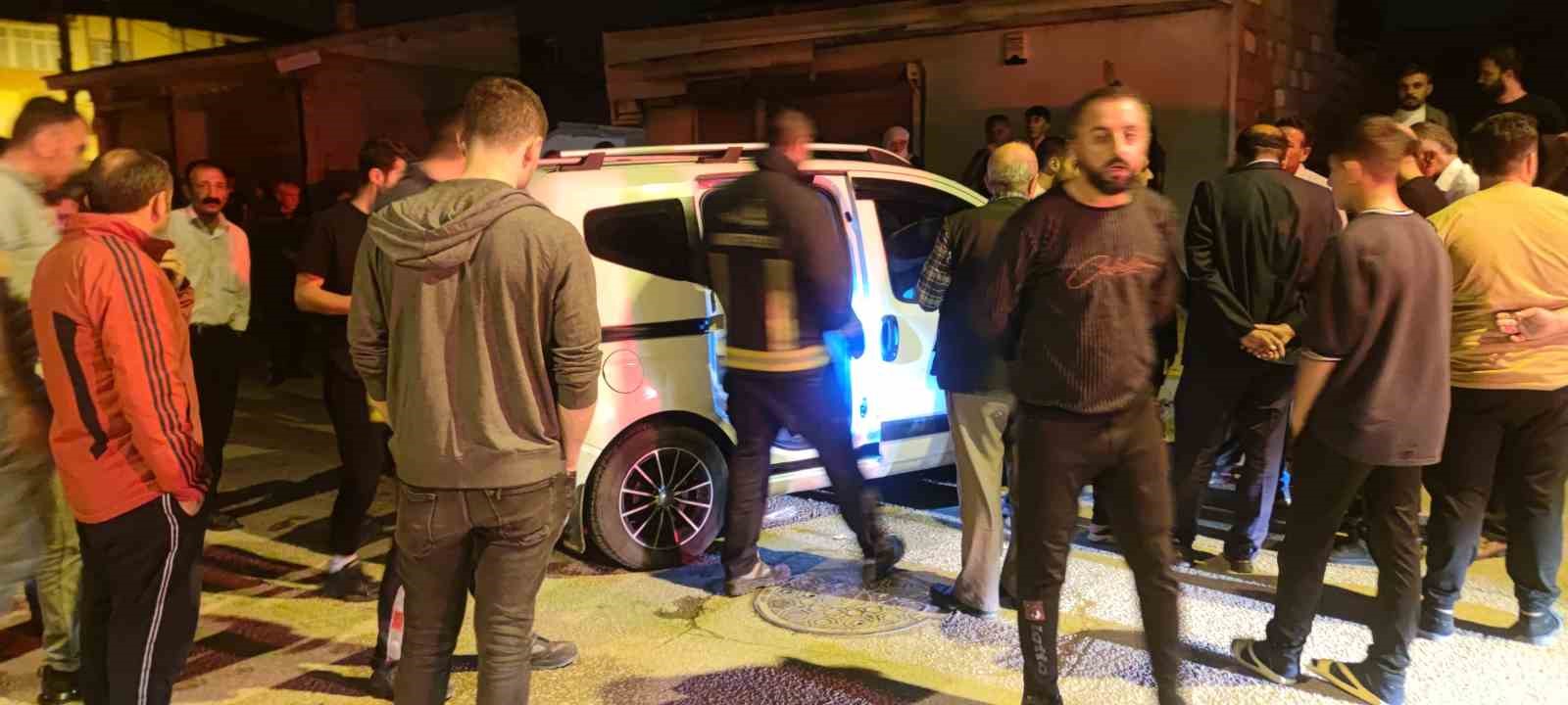 Van’da kamyonet kaldırıma çarptı: 3 yaralı
