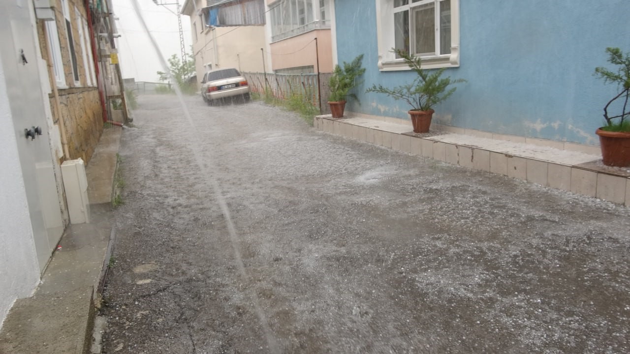 Bayburt’ta fındık büyüklüğünde dolu yağdı
