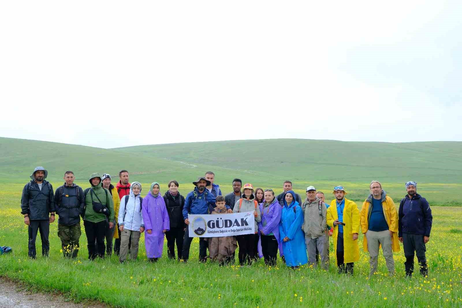 Gümüşhane dağları baharın renklerine büründü
