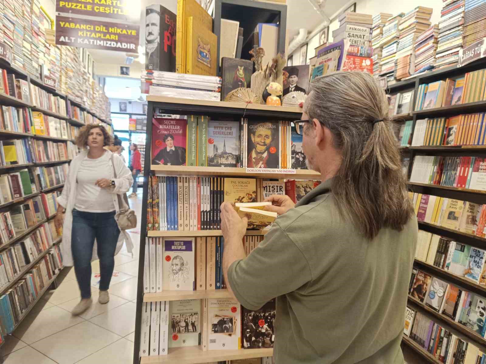 Havaların ısınıp turizm sezonun başlaması ve okulların kapanmasına yakın kitap satışları arttı
