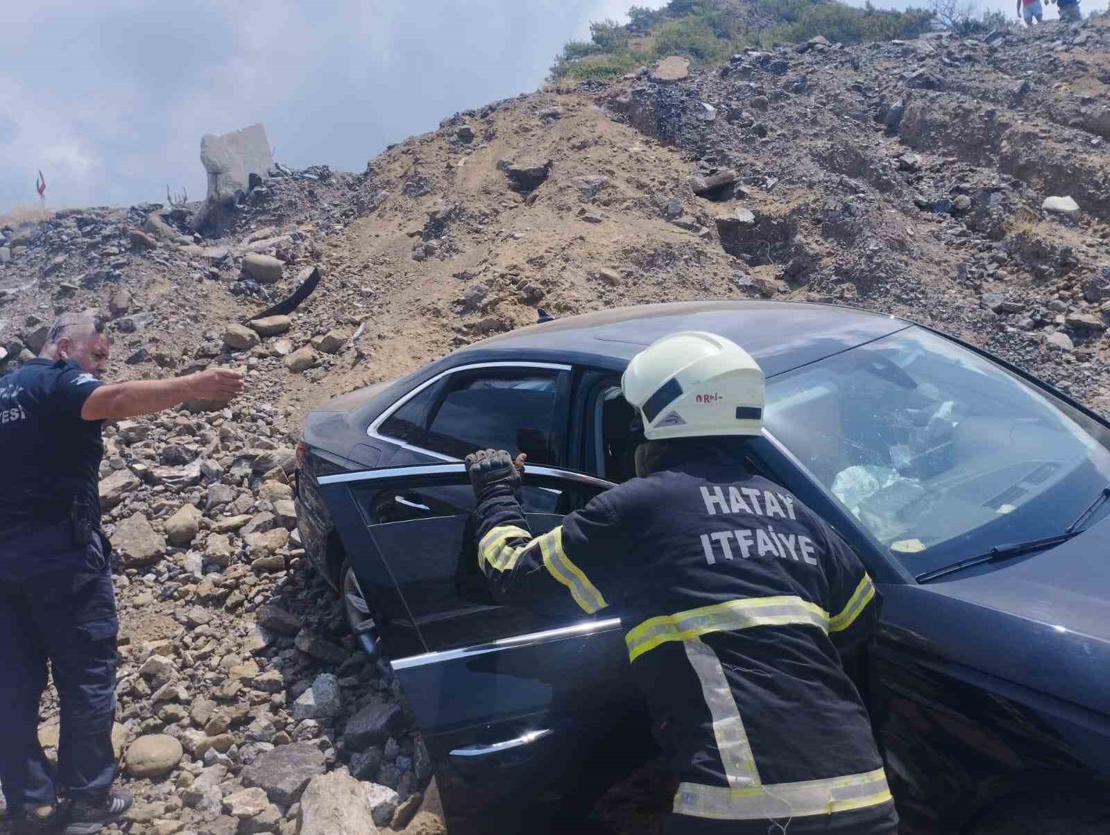 Arsuz’da tekeri patlayan otomobil uçuruma yuvarlandı: 2 yaralı
