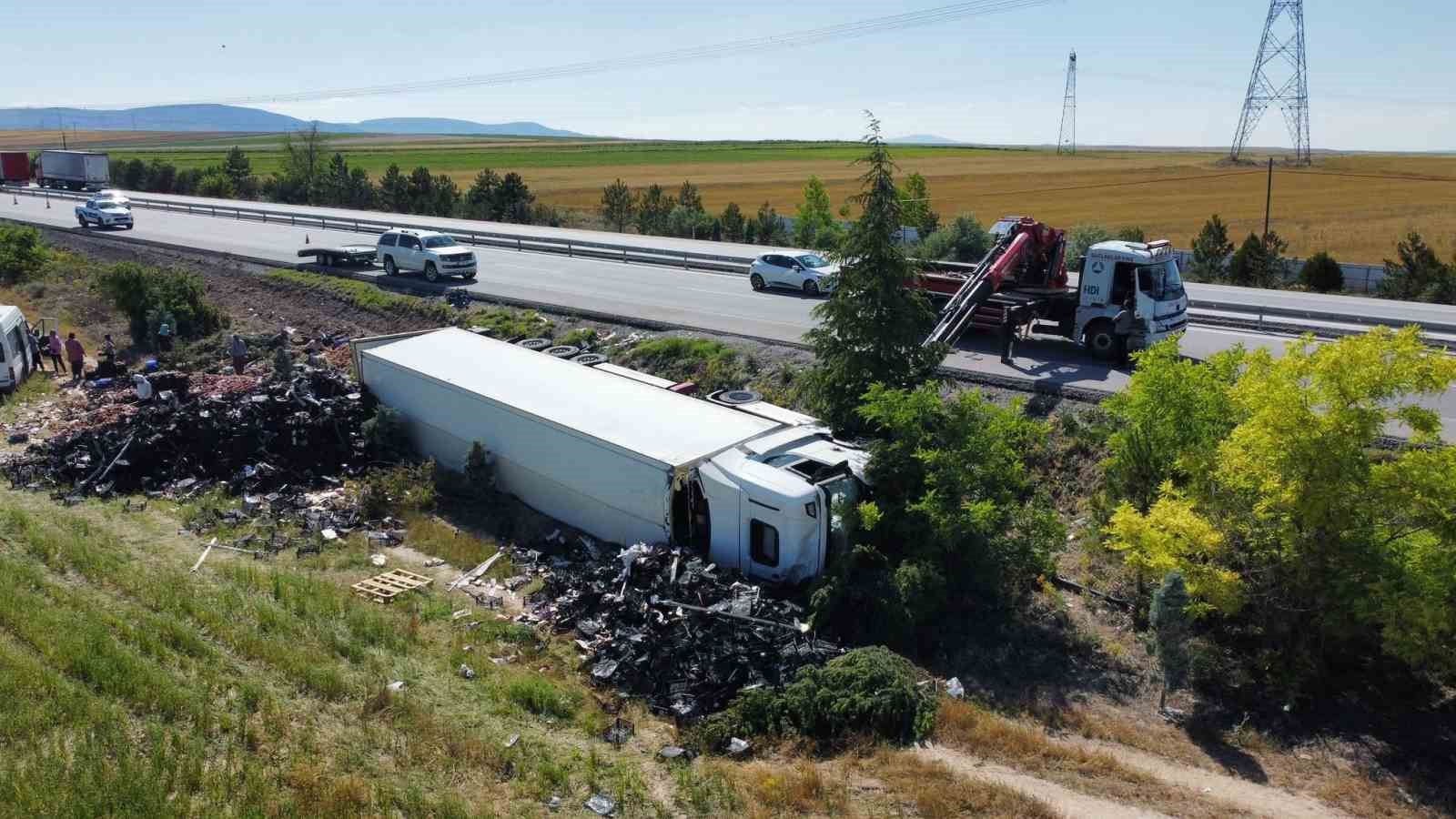 Meyve yüklü tırın devrildiği trafik kazasında 2 kişi yaralandı
