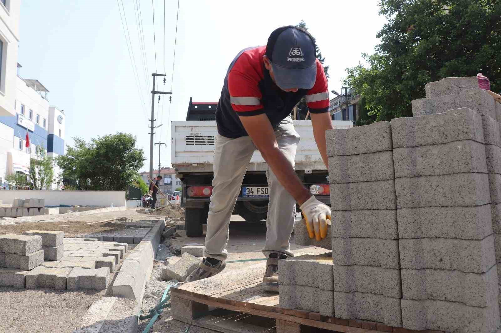 Kilit parke taşı çalışmaları devam ediyor
