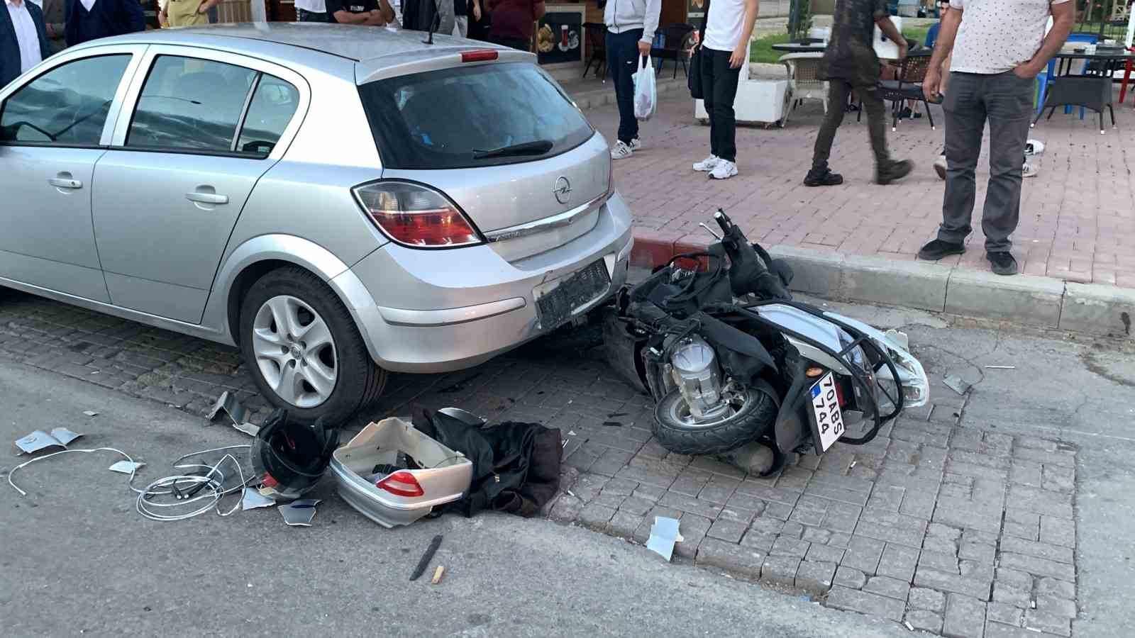 Karaman’da park halindeki otomobile çarpan motosiklet parçalandı: 1 yaralı
