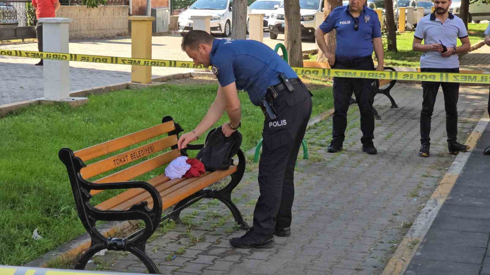 Parkta unutulan çanta kısa süreli paniğe neden oldu
